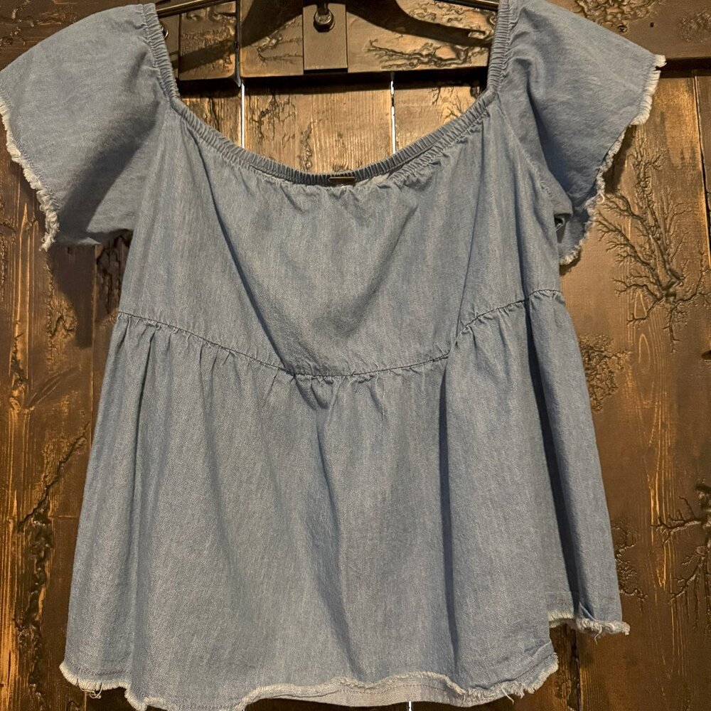 💙 Denim-Look Blouse with Frayed Detail – Size Large 💙